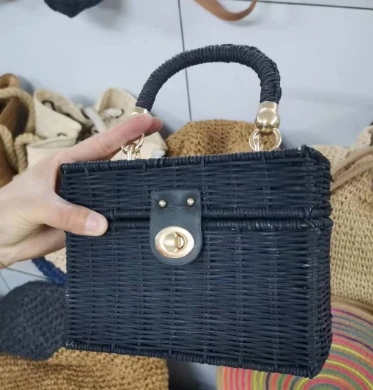 Černá crossbody kabelka z přírodního ratanu