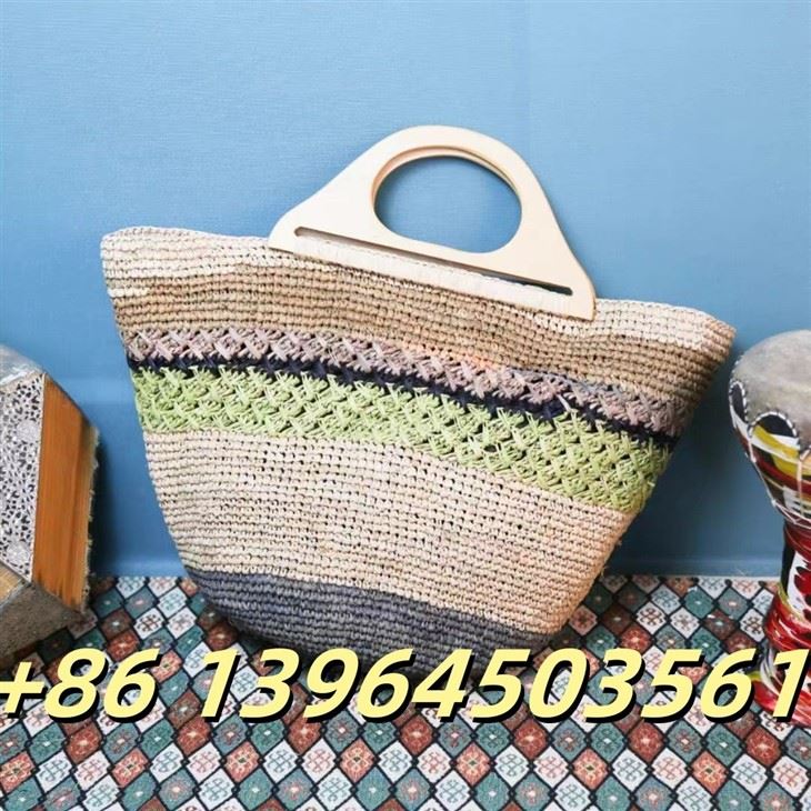 Kabelka Raffia s dřevěnými rukojeti